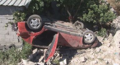Takla atan otomobil eve girdi: 5 yaralı