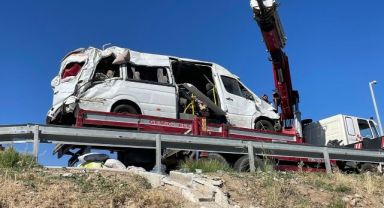 Tarım işçilerini taşıyan minibüs devrildi: 24 yaralı