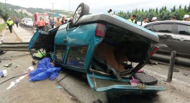 TEM’de kazaya karışan otomobil hurdaya döndü: 1 ölü, 1 yaralı
