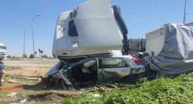Tırın altında ezilen otomobilde 1 kişi öldü 1 kişi ağır yaralandı