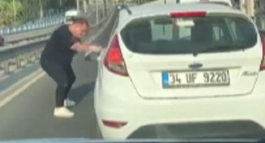 Trafikte korku dolu anlar: Yol kesip kadın sürücünün aynasını kırdı