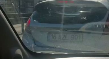 Trafikte yol kesen şahıs, hamile kadının bulunduğu arabayı yumrukladı