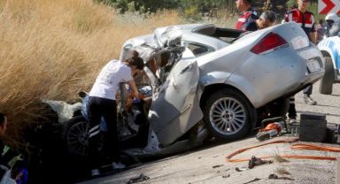 Tuğla yüklü tır ile otomobil çarpıştı: 2 ölü