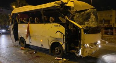Tur midibüsü park halindeki araçlara çarptı: 1 ölü, 1 yaralı