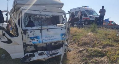 Yolcu minibüsü ile kamyon çarpıştı: 12 yaralı