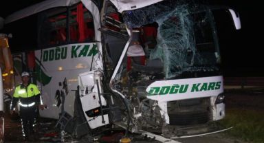 Yolcu otobüsü ile tır çarpıştı: 1'i ağır 18 yaralı