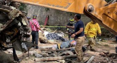 Yolcu otobüsü şarampole yuvarlandı: 26 ölü, 17 yaralı