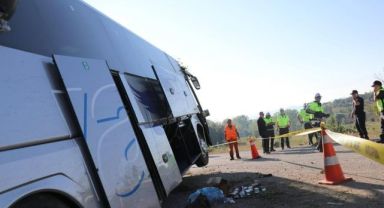 Yolcu otobüsü yoldan çıktı: 2’si ağır 14 yaralı