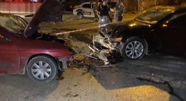 2 otomobil kafa kafaya çarpıştı: 3 ağır yaralı