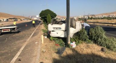 Aydınlatma direğine çarpan otomobil takla attı: 4 yaralı