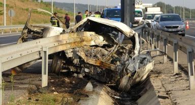 Bariyerin önünden girip arkasından çıktığı otomobil alev aldı!