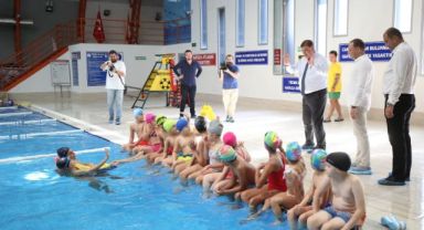 Başkan Tugay: Ayda 1100 çocuğumuza yüzme öğretiyoruz