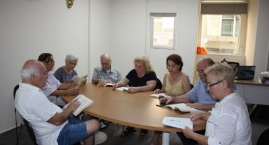 Bilge Çınarlar, görme engelliler için okuyor