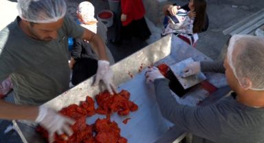 Efes Selçuk'ta domattan salçaya gelenekselleşen iş birliği: Kadınlar seçiyor erkekler kesiyor belediye eziyor