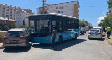 Halk otobüsü ile otomobil çarpıştı: 8 yaralı