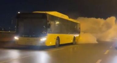İETT otobüsünü gören hayrete düştü: Dumanlar eşliğinde yoluna devam etti
