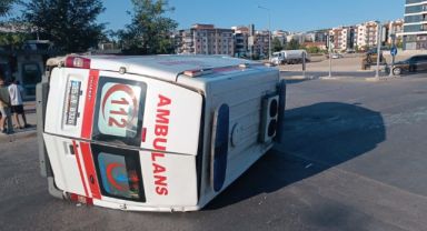 İzmir'de ambulans ile kamyonet çarpıştı: 3 yaralı