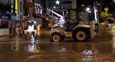 İzmir’de hareketli gece: Ana boru patladı, 2 mahalleyi su bastı