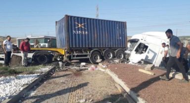 İzmir'de iki tır çarpıştı: 1 yaralı