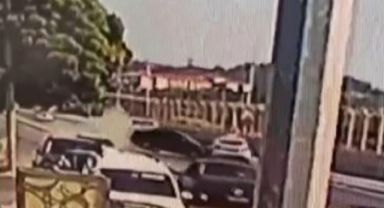 İzmir'de kontrolden çıkan araç polis aracına çarptı: 3’ü polis 5 yaralı