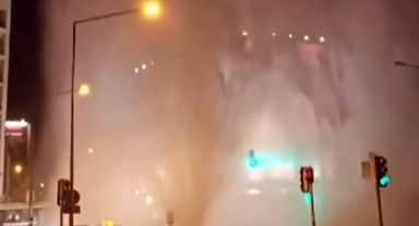 İzmir’de su borusu patladı, trafik durma noktasına geldi