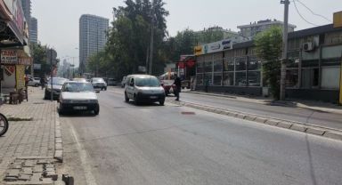 Kamyonet devrildi, kasadan yola düşen şahıslar ölümden döndü