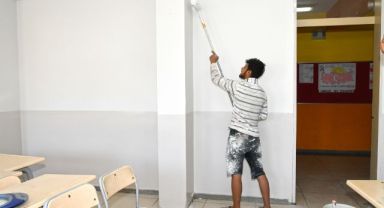 Karabağlar'da okulların bakım onarımları hızla sürüyor