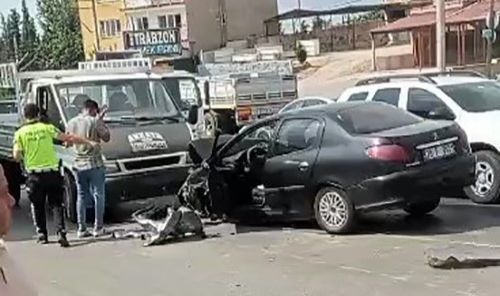 Karşı şeride geçen otomobil ortalığı savaş alanına döndürdü!