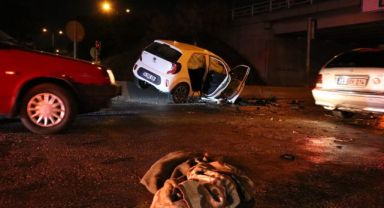 Kaza yapan araç alev alev yandı: Araçta sıkışan 2 kişi kurtarıldı