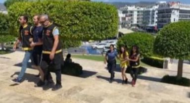 Kredi kartından alışveriş, hırsız turistleri yakalattı