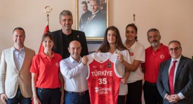 Milli takım oyuncularından Başkan Soyer’e kupa sözü