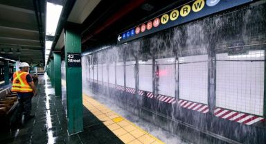 New York'ta 127 yıllık su şebekesi patladı: Metro sular altında kaldı