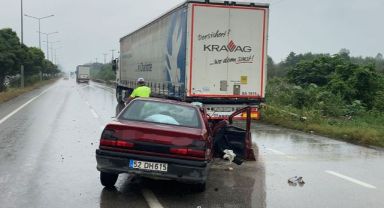 Otomobil tıra arkadan çarptı: 1 ölü, 2 yaralı