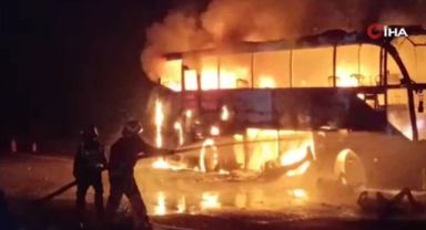 Pakistan’da kaza yapan otobüs yandı: 20 ölü, 15 yaralı