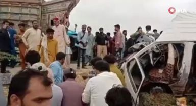 Pakistan’da minibüsle kamyon çarpıştı: 7 ölü