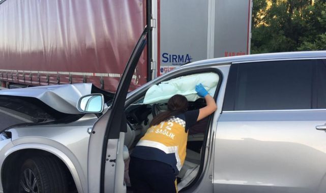Şarkıcı Tan Taşçı’nın içinde olduğu lüks otomobil tırla çarpıştı: 3 yaralı