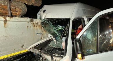 Tomruk yüklü tıra minibüs çarptı: 1 ölü, 20 yaralı