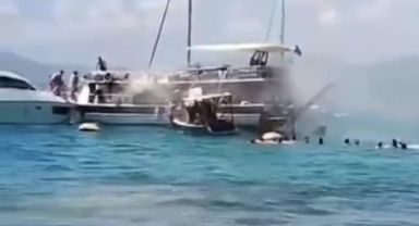 Tur teknesinde yangın dehşeti: Yolcular denize atlayarak canını kurtardı