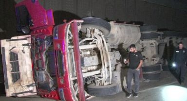 Alkollü sürücünün kullandığı hafriyat kamyonu devrildi: 1 yaralı
