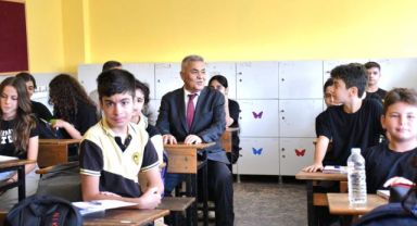 Başkan Tekin, okulun ilk günü öğrencileri yalnız bırakmadı