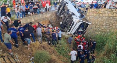 Bodrum’da midibüs dereye devrildi: 23 yaralı