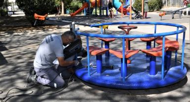 Bornova Belediyesi’nden parklara titiz bakım