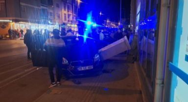 Çarpışan otomobiller markete girdi: 2 yaralı