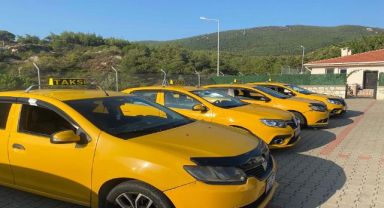 Foça‘da ticari taksiyle göçmen kaçakçılığında 13 tutuklama