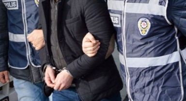 Gasp etmek istediği kişi polis çıkınca baltayı taşa vurdu