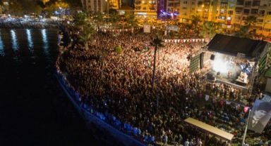 İlber Ortaylı ve Funda Arar Dikili'yi salladı