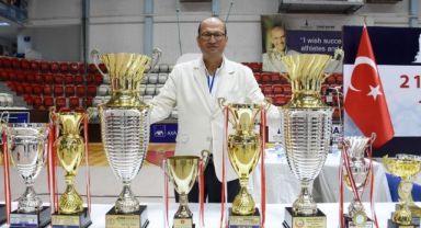 İzmir Büyükşehir Belediyesi Gençlik ve Spor Kulübü'nde bayrak değişimi