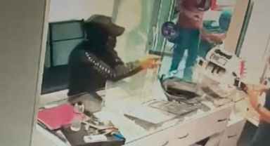 İzmir'de güpegündüz silahlı kuyumcu soygunu kamerada