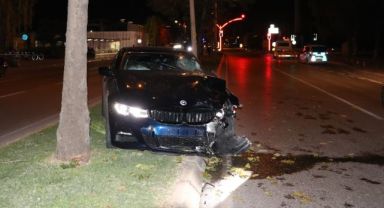İzmir'de otomobille çarpışan motokurye hayatını kaybetti