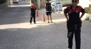 İzmir'de renkli görüntüler: Çevirme yapan miniklere polisten sürpriz